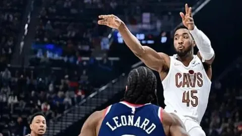 周鹏抢得空档得分，约翰逊妙传助周鹏三分命中