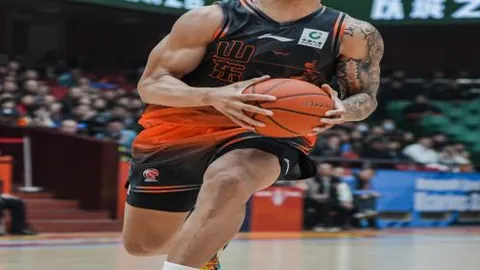 国足边路防守成功，韦世豪遭遇严密封锁